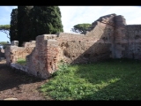 03138 ostia - regio i - insula xii - caseggiato dei triclini (i,xii,1) - decumanus maximus - 1. und 2. laden von osten - bli ri suedosten - 01-2024.jpg